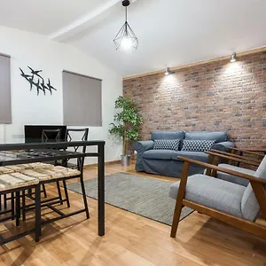 https://feels-like-home-bairro-alto-stylish-apartment.hotels-lisbon-portugal.com
